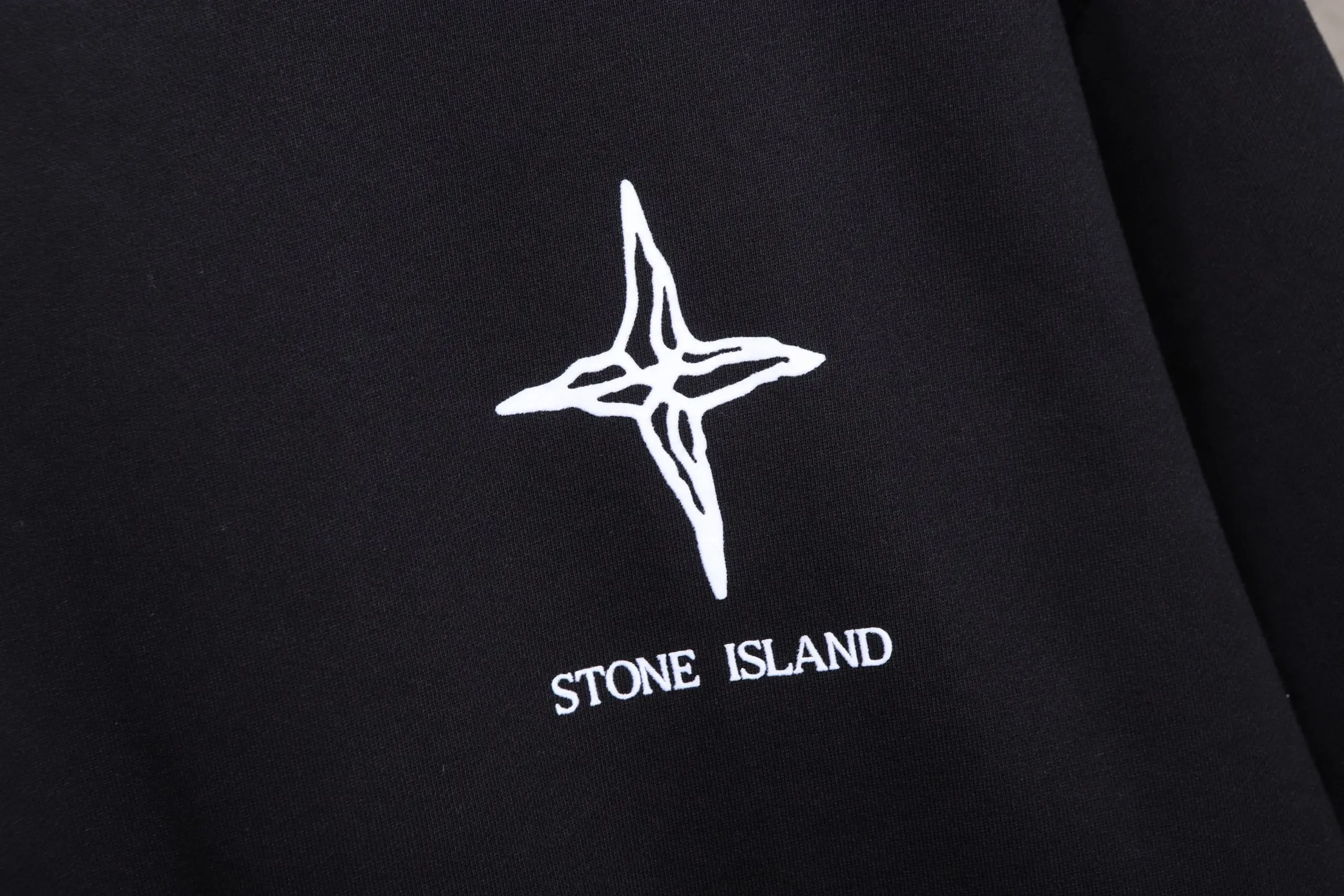 P240 High-quality classic Stone Island round-neck sweatshirt, model number B04 * Made of 450 custom-woven and custom-dyed high-gram weight tripe pure cotton sweatshirt fabric. The fabric feels thick and has a certain sense of self-weight. The bottom has a dense and rough terry texture, which is close to the skin and has excellent warmth retention. You will not feel any discomfort at all! *The color of the stone island pattern on the front chest is clear, and a special stone island is added on the back panel. The pattern lines are smooth and smooth and will not fall off or deform when washed. *This design is based on classics and simply and clearly shows the brand's high luxury. Same style for men and women 𝐂𝐎𝐋𝐎𝐔𝐑: black, white 𝐒𝐈𝐙𝐄: S- xl
